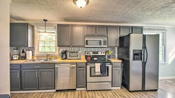 Kylskåp, mikrovågsugn, spishäll och diskmaskin