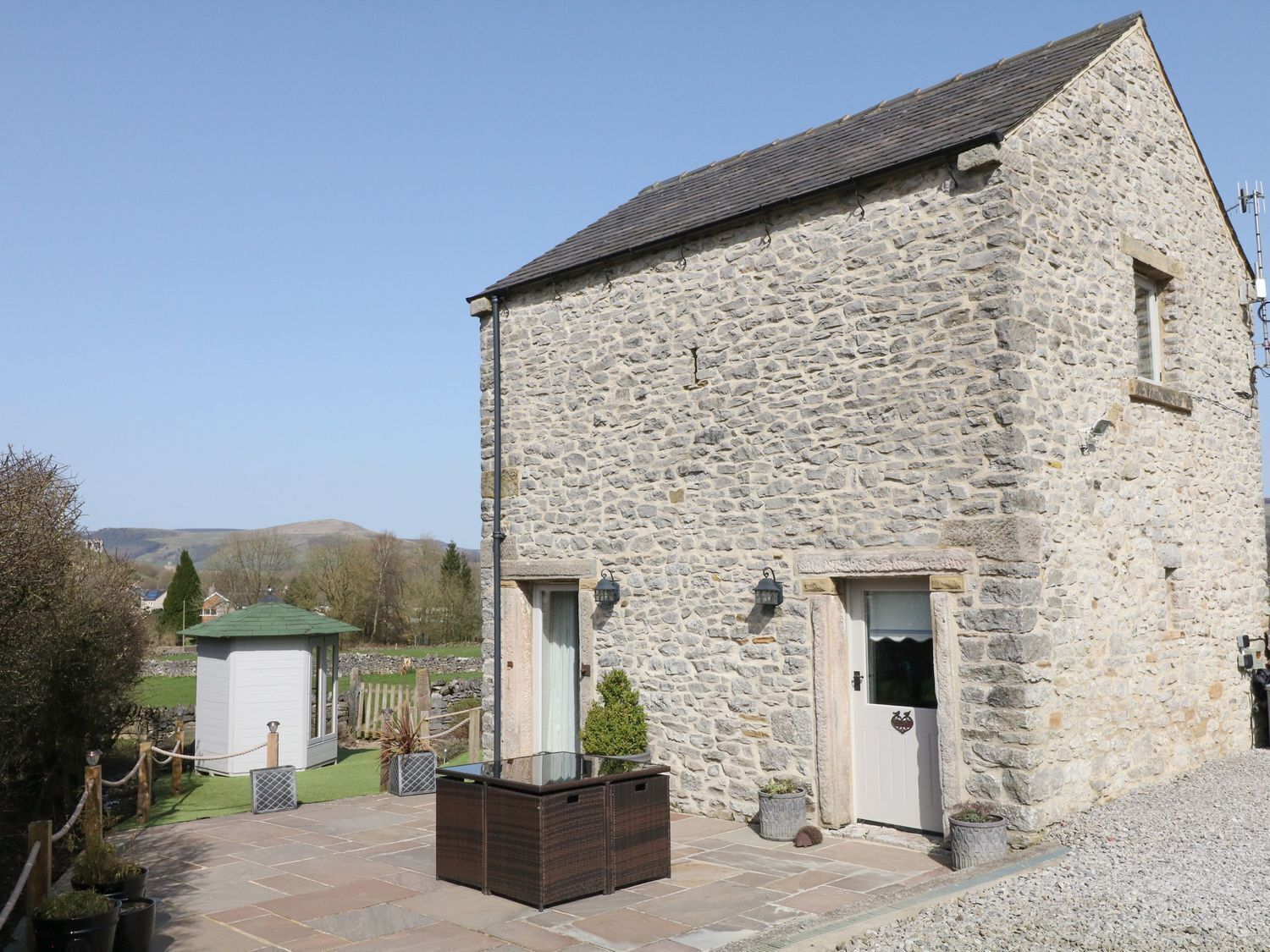 WORTLEY BARN, pet friendly, character holiday cottage in Bradwell