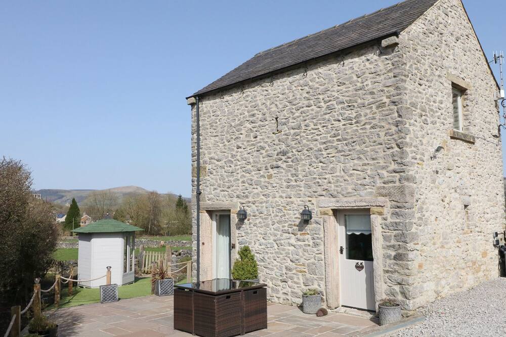 WORTLEY BARN, pet friendly, character holiday cottage in Bradwell