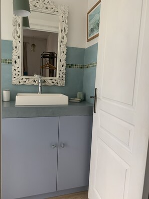 シャワー、ヘアドライヤー、石鹸、トイレットペーパー