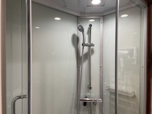 Værelse - ikke-ryger (Semi-Double Room) | Badeværelse | Bruser, gratis toiletartikler, hårtørrer, hjemmesko