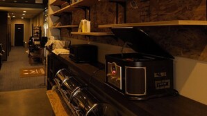 Una cocina con estantes de madera, una estufa y una cafetera.