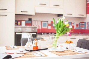 Kühlschrank, Ofen, Herdplatte, Wasserkocher mit Kaffee-/Teezubehör