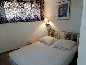 2 chambres, coffres-forts dans les chambres, fer et planche à repasser