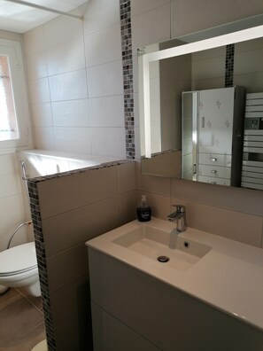 Shower, hair dryer, towels, soap - Sainte-Maxime Heated Pool Stunning view of Saint-Tropez - 2 suites (Sainte-Maxime)