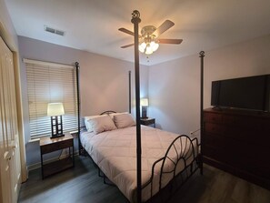 3 slaapkamers, een strijkplank/strijkijzer, gratis wifi, beddengoed