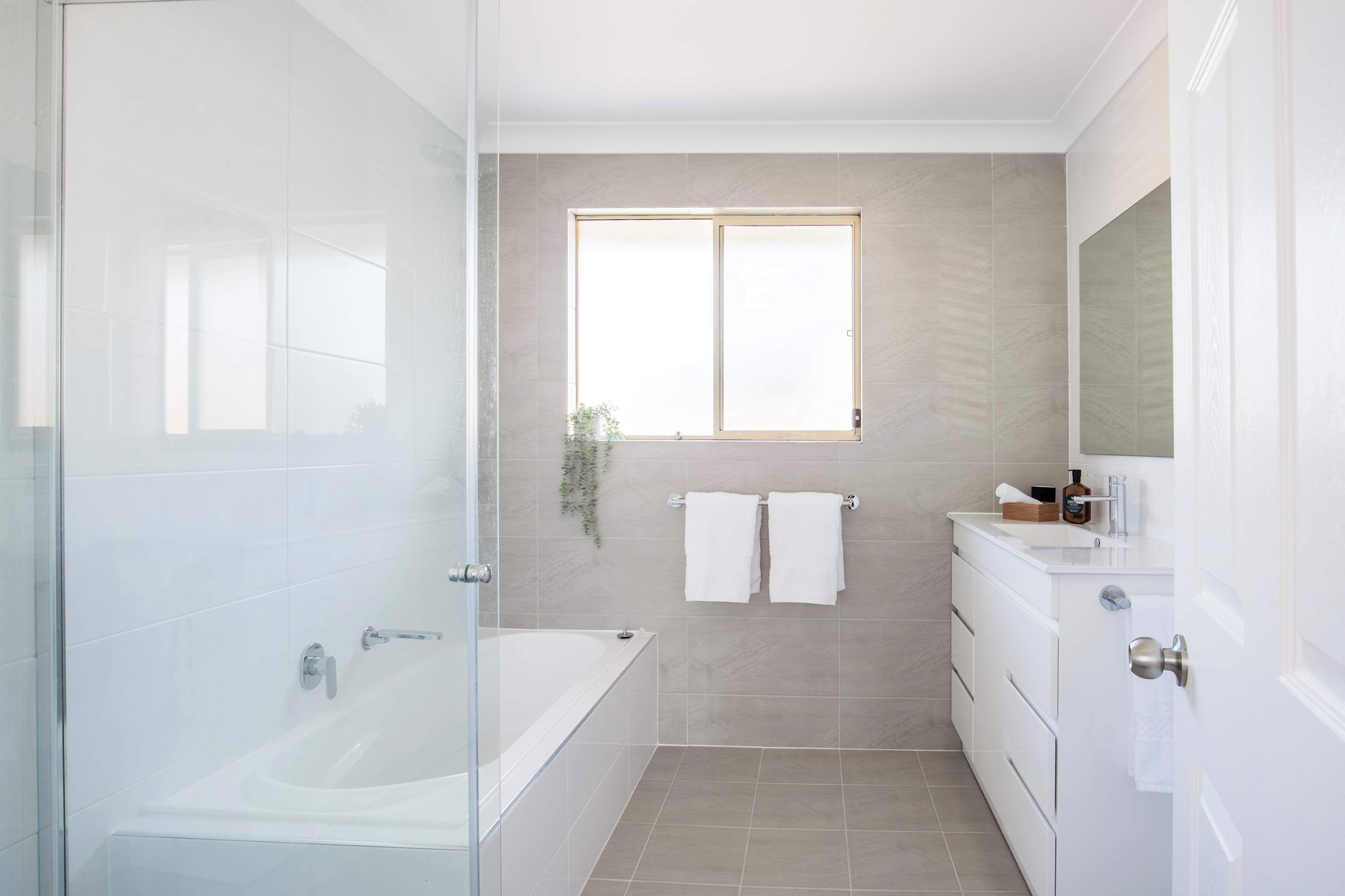 Bathtub, hair dryer, towels, shampoo