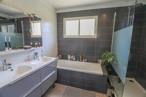 Combined shower/tub, hair dryer, towels, soap