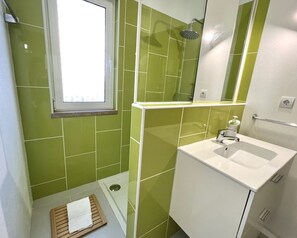 Badkar, hårtork och handdukar