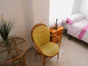 4 dormitorios, tabla de planchar con plancha, ropa de cama