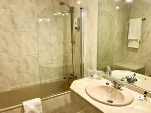 Sèche-cheveux, bidet, serviettes fournies, savon