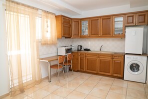 Fridge, oven, coffee/tea maker, toaster