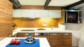 Fridge, oven, stovetop, dishwasher