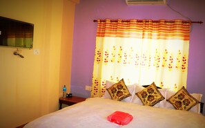 2 bedrooms, free WiFi, bed sheets - Deluxe King size bed Room with Mountain view (Chitwan)