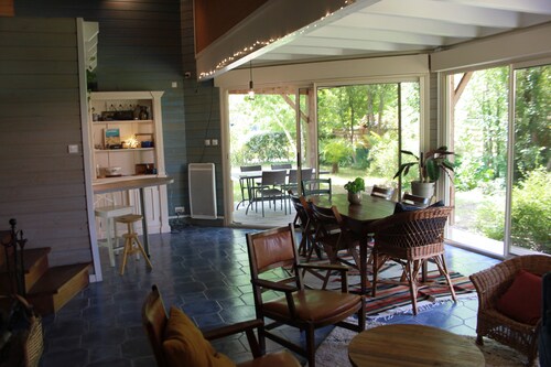 Maison en bois entre forêt et lac