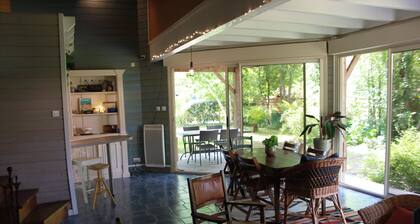 Maison en bois entre forĂȘt et lac