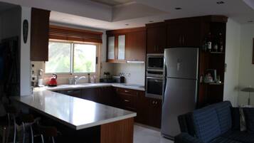 House | Private kitchen | Fridge, microwave, oven, stovetop