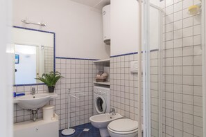 Family Apartment, 2 Bedrooms (I Fari 98 600m From The Beach) | Bathroom | Shower, bidet, towels, soap - I Fari 98 600m From The Beach (Loiri Porto San Paolo)