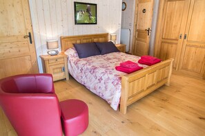 3 quartos, ferros/tábuas de passar roupa, berço de viagem