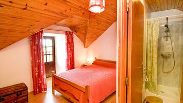 1 soverom, strykejern/-brett og reiseseng for barn