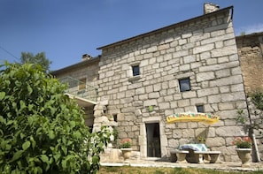 Extérieur, terrasse côté Sud