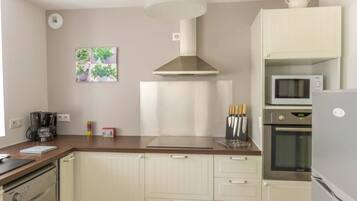 Een koelkast, een microgolfoven, een oven, een vaatwasser