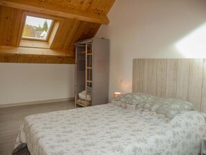 2 bedrooms, iron/ironing board