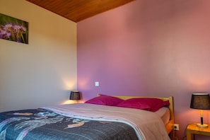 3 slaapkamers, een strijkplank/strijkijzer, reisbedje