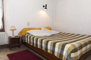 2 bedrooms, iron/ironing board, travel crib - 3/4 pers rental in Grandviala (LA CHAZE-DE-PEYRE)