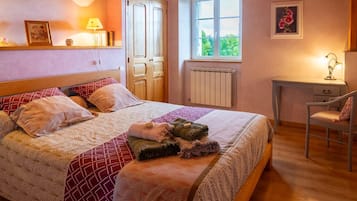 3 slaapkamers, een strijkplank/strijkijzer, reisbedje, gratis wifi