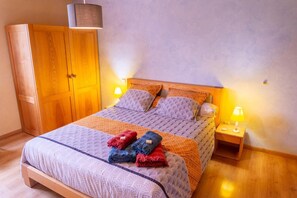 3 bedrooms, iron/ironing board, travel cot, free WiFi