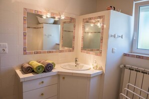 Badewanne, Haartrockner, Handtücher