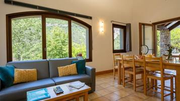 Een televisie, een open haard en een tafeltennistafel