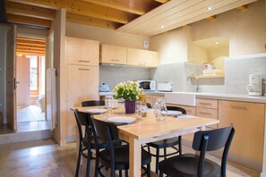 Jääkaappi, mikroaaltouuni, uuni, astianpesukone