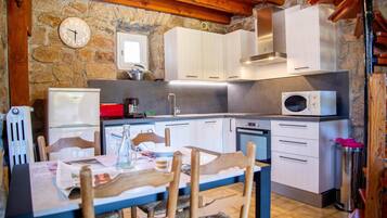 Kühlschrank, Mikrowelle, Ofen, Geschirrspüler