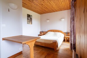 3 bedrooms, iron/ironing board, travel cot, free WiFi