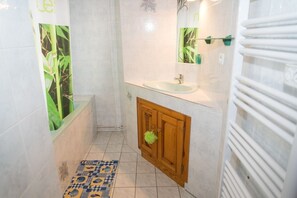 Baignoire, sĂšche-cheveux