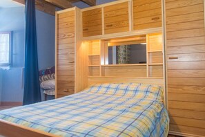 4 chambres, fer et planche Ă repasser, lit parapluie