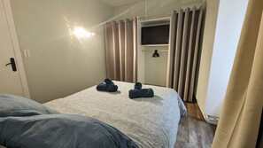 2 bedrooms, iron/ironing board, free WiFi, bed sheets