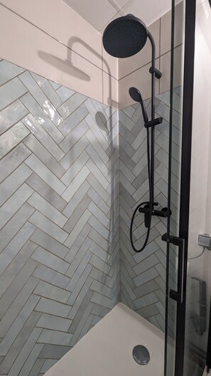 Shower, hair dryer, towels - 2 Bedroom Apartment in Blaye (Blaye)