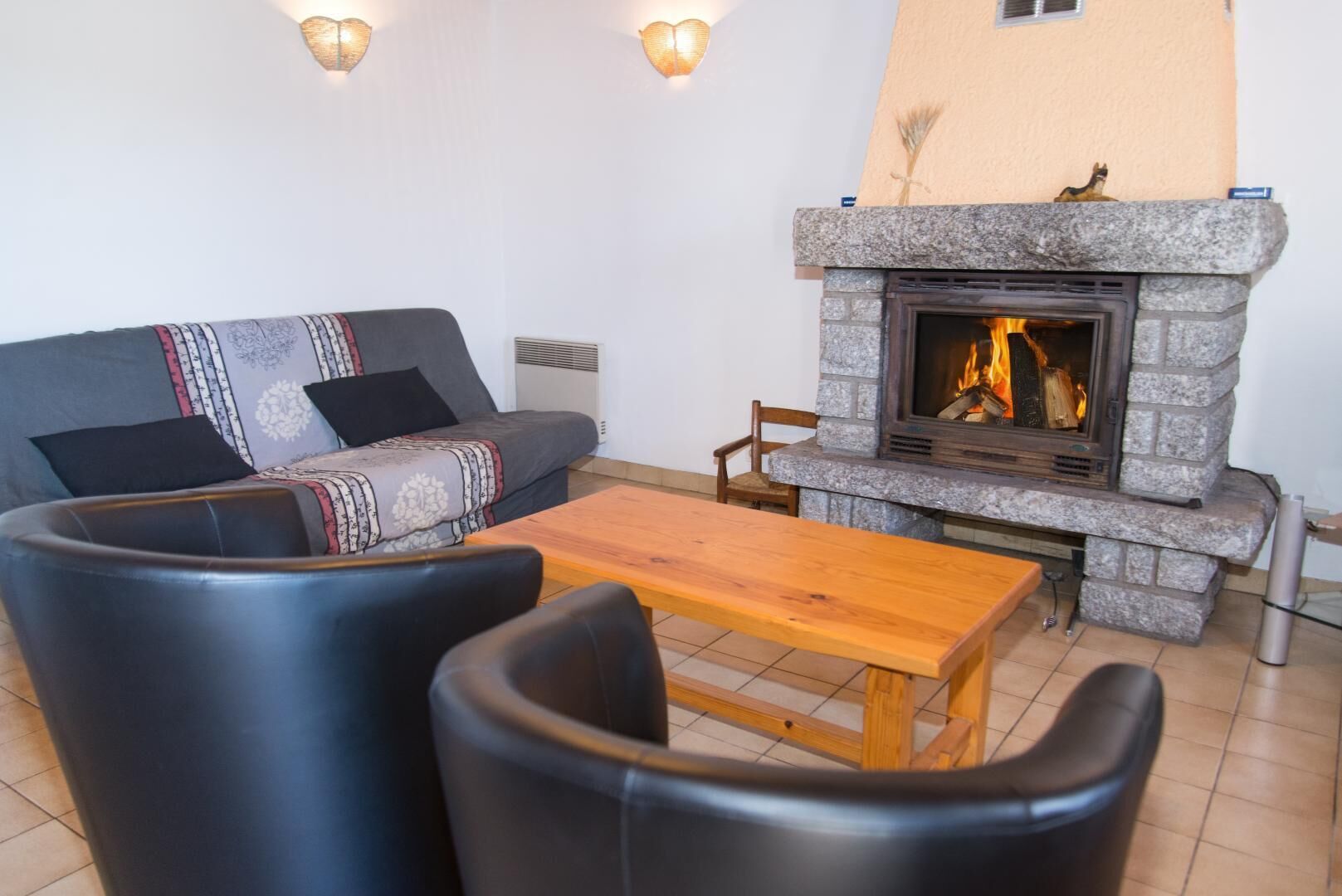 Televisión y chimenea 