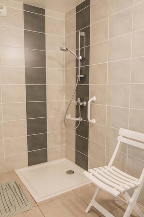 Shower, hair dryer, towels