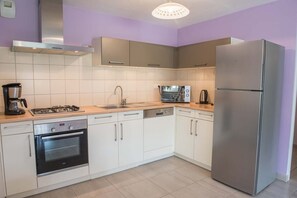 Een koelkast, een microgolfoven, een oven, een vaatwasser