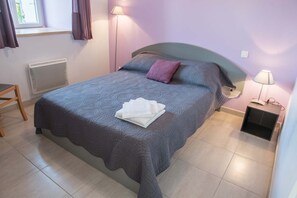 2 bedrooms, travel crib, wheelchair access