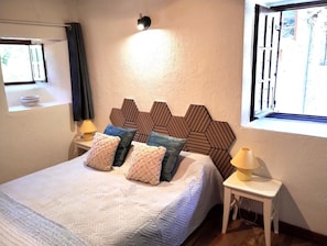 3 habitaciones, tabla de planchar con plancha y cuna de viaje 