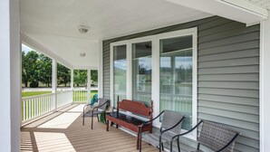A covered porch with a wooden bench and two wicker chairs. - Tranquil Indigo Getaway < 3 Mi to Hot Pools! (Lava Hot Springs)