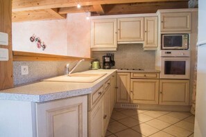 Geladeira, micro-ondas, fogão, lava-louças