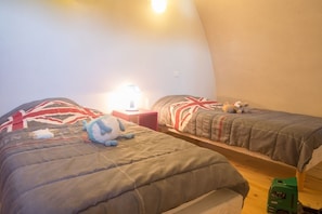 3 habitaciones, tabla de planchar con plancha y cuna de viaje 