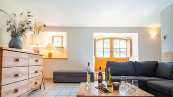 Una televisión, un reproductor de DVD, libros