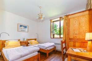 1 dormitorio, tabla de planchar con plancha, cuna de viaje